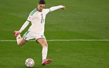 الجزائري عادل بولبينة يقترب من دوري روشن.. ما أبرز أرقام مسيرته الكروية؟