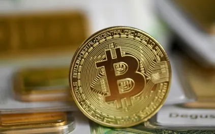 بيتكوين تتخطى 77 ألف دولار.. ماذا يحدث في سوق العملات الرقمية؟