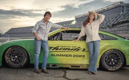 بعد 38 عامًا.. توم كروز يعود إلى «Days of Thunder» مع آن هاثاواي