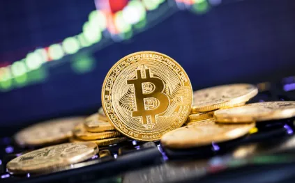 سعر بيتكوين يتجاوز حاجز الـ64 ألف دولار وسط تحركات متباينة لباقي العملات الرقمية