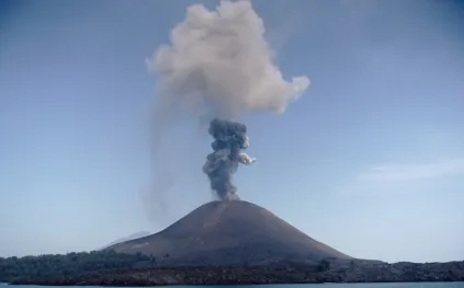 بعد أن تسبب في إرباك حركة الطيران.. ماذا تعرف عن بركان Anak Krakatau؟