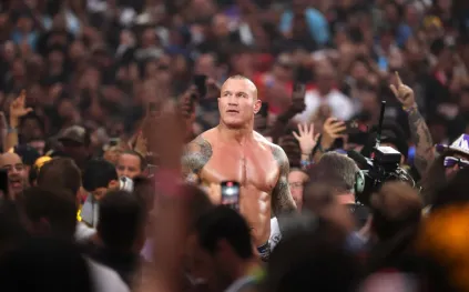 راندي أورتن يفاجئ كودي رودز ويخطف الفوز في WWE (فيديو)