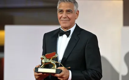 كلوني يحمل الكاميرا بعد تكريمه في مهرجان البندقية السينمائي (فيديو)