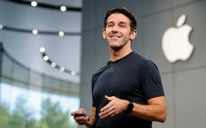 الرئيس الجديد لـ«آبل» يحمل هاتف iPhone Duo في حفل إيمي (فيديو)