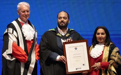 جامعة نيوكاسل تمنح أنانت أمباني الأستاذية.. وغضب أكاديمي من القرار!