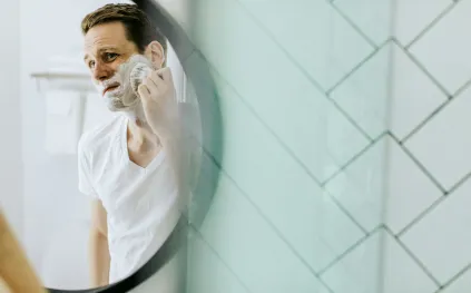 دليل الرجل لحلاقة مثالية.. كيف تحافظ على ترطيب بشرتك قبل الحلاقة وأثناءها وبعدها؟