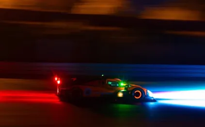 سيارة McLaren MCL HY تعود إلى الحلبة.. اختبار صعب على الأسفلت المبلل (فيديو)