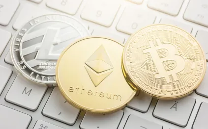 العملات المشفرة تتراجع اليوم.. كم سجلت بيتكوين وإيثيريم؟