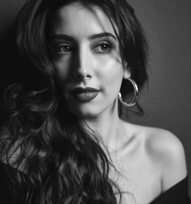 المغنية "نايكا" تتألق في جلسات "تجربة شاطئ SRMG" في كان ليونز للإبداع | الرجل
