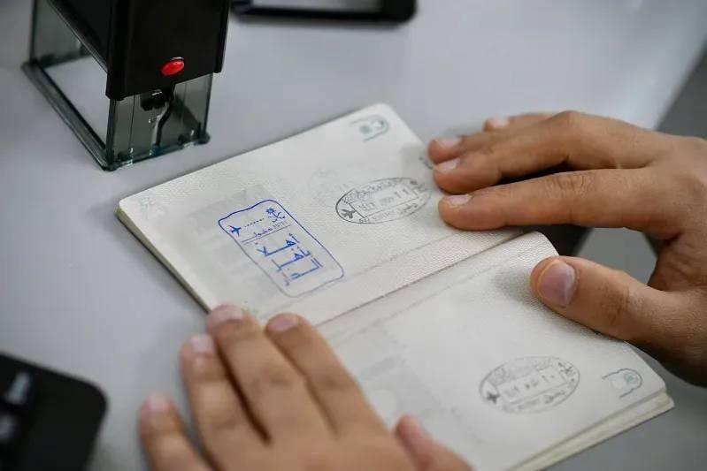 الجوازات تحدد شروط مغادرة المقيم للمملكة