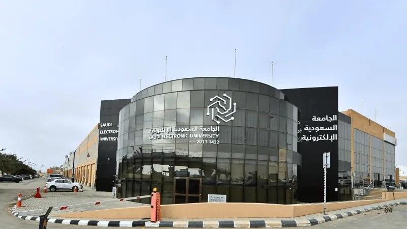 أكاديميون سعوديون في بيئة تعليمية