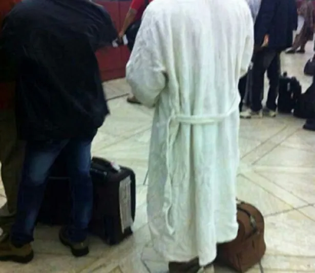 صورة: مسافر يتنقل بروب الحمام في المطار