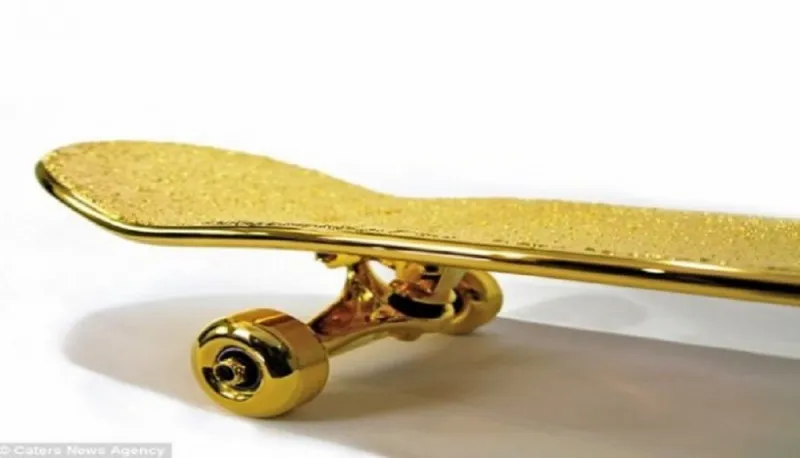 بالصور : أغلى لوح تزلج في العالم مطلي بالذهب 