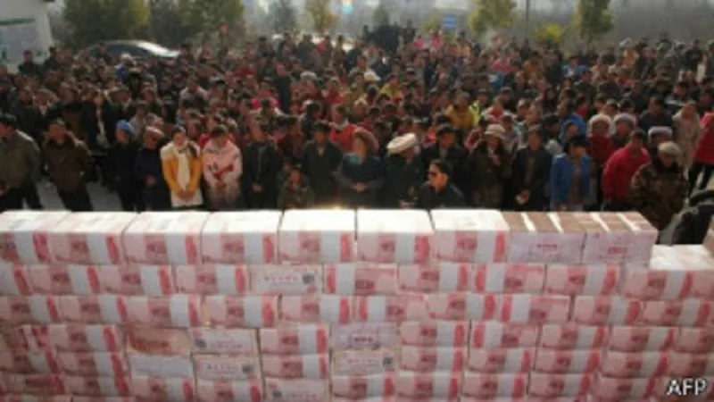 مزارعون صينيون يقيمون جدارا من المال