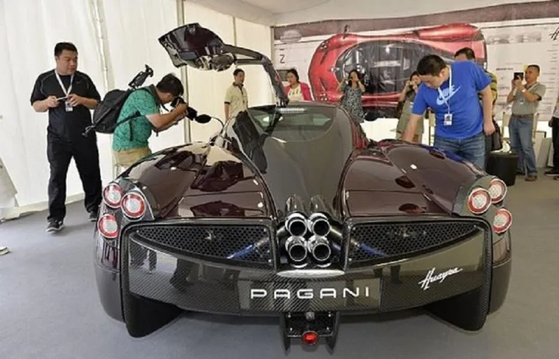 بالصور .. أحدث سيارة رياضية ويخت وطائرة خاصة في معرض للأثرياء فقط بالصين