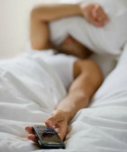 الهواتف الذكية تؤثر على أدائنا في العمل و النوم