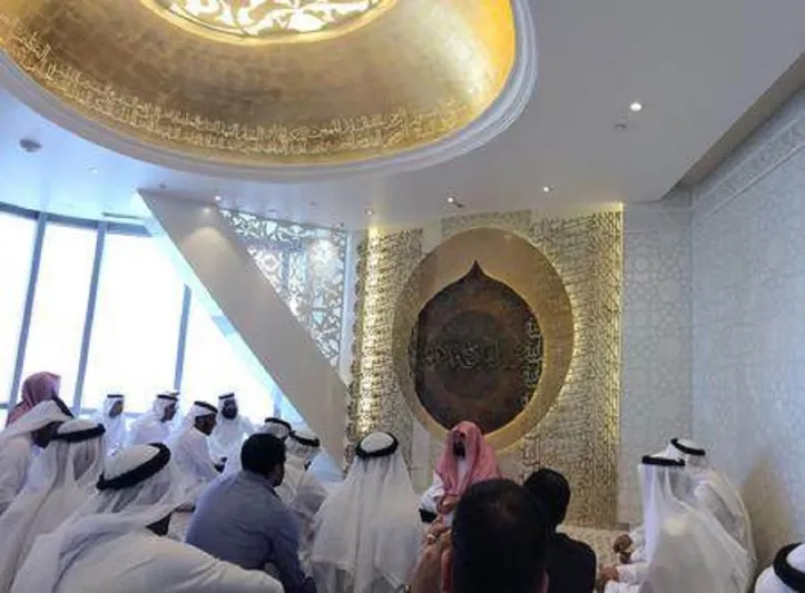 صور..السديس يؤم المصلين بمسجد برج خليفة أعلى مسجد في العالم