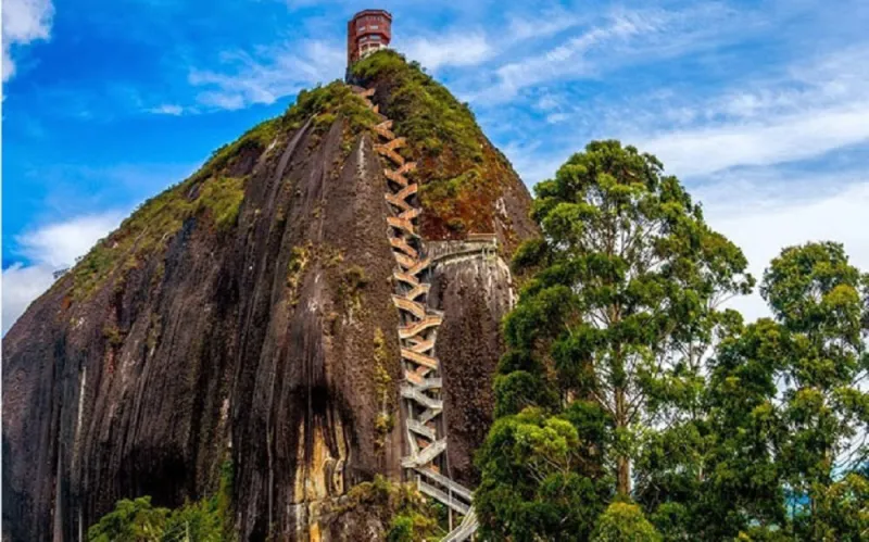 بالصور.. أغرب مطعم فى العالم على ارتفاع 200 متر 