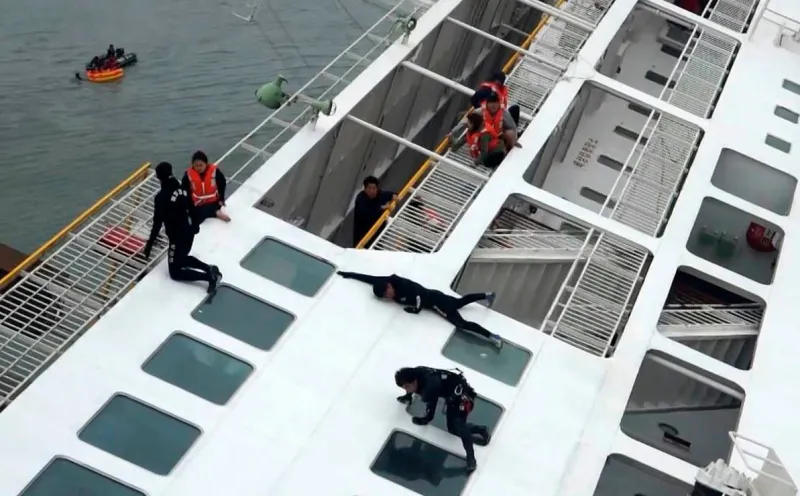 بالصوره: والد أحد غرقى العبارة الكورية يصفع رئيس الوزراء .