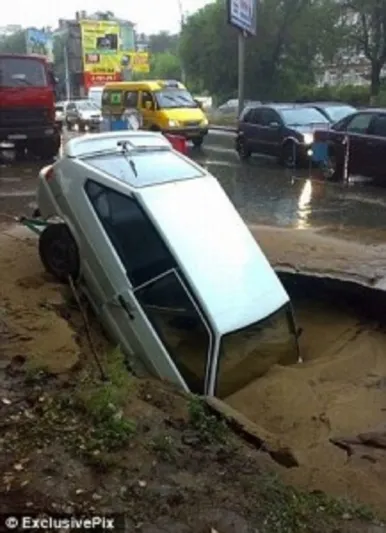 بالصور.. مدينة روسية تبتلع السيارات والشاحنات