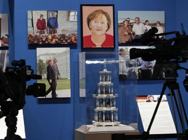 جورج بوش يرسم لوحات "بورتريه" لـ24 من قادة العالم