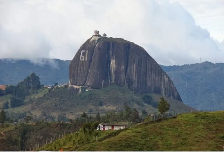 بالصور.. أغرب مطعم فى العالم على ارتفاع 200 متر 
