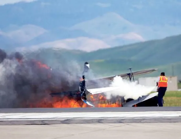 تحطم طائرة خلال استعراض جوي