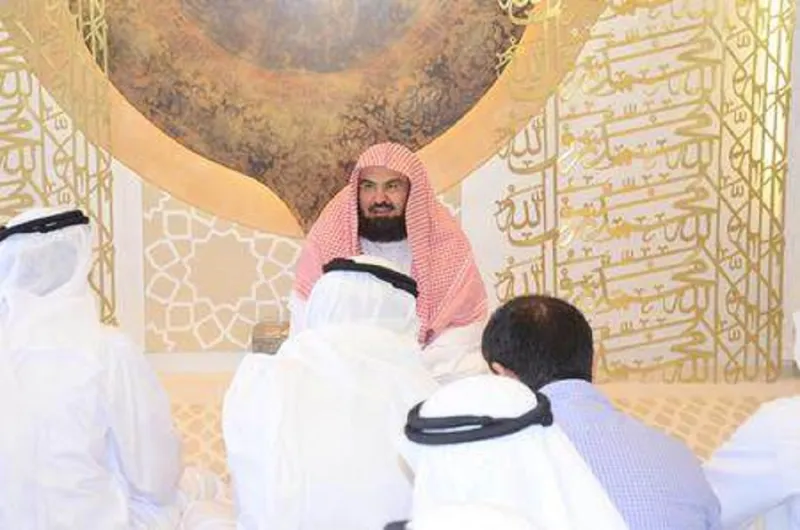 صور..السديس يؤم المصلين بمسجد برج خليفة أعلى مسجد في العالم