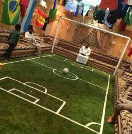 صورة.. سعودي يحول منزله إلى ملعب ليعيش أجواء كأس العالم