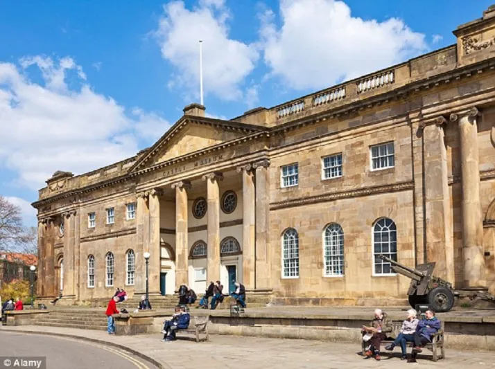 بالصور: شبح فتاة يظهر في صور عائلة التقطت داخل متحف بريطاني