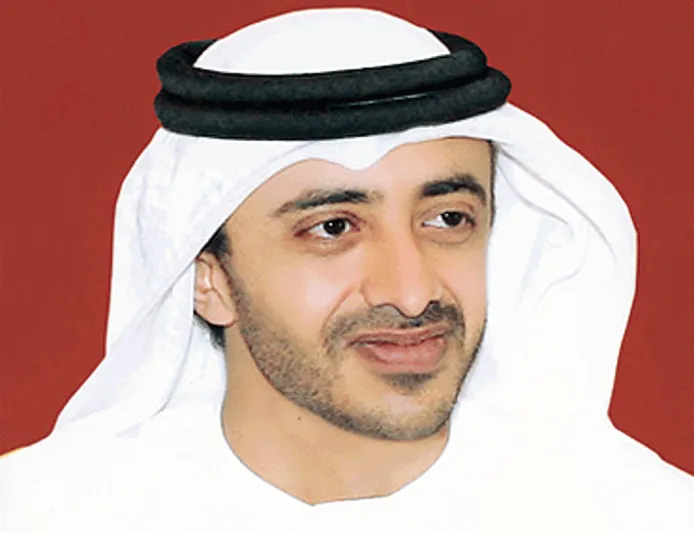 صورة: عبد الله بن زايد يحلق شعره تضامنا مع اطفال مصابين بالسرطان