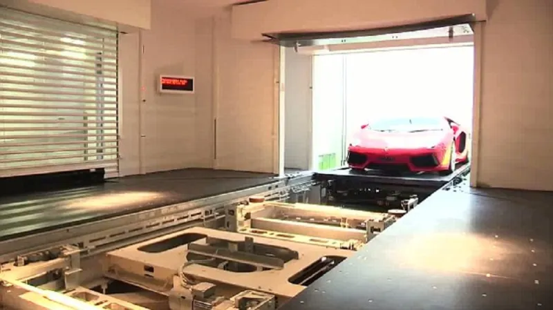 بالصور : مصعد ينقل سيارتك الفارهة إلى داخل المنزل في سنغافورة