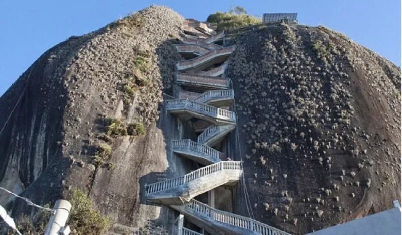 بالصور.. أغرب مطعم فى العالم على ارتفاع 200 متر 