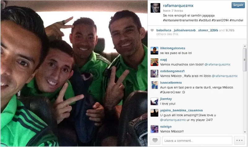 بالصور..لاعبو المكسيك يذهبون إلى التدريب في «تاكسي»