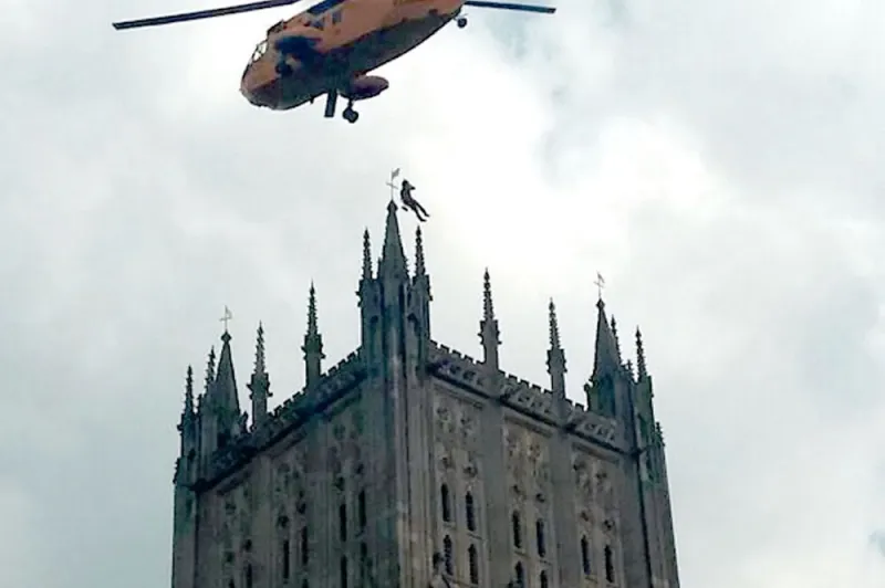 إنقاذ سبعينية سقطت في كاتدرائية بواسطة مروحية