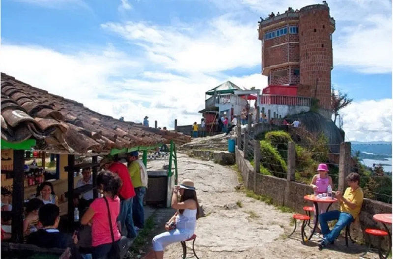 بالصور.. أغرب مطعم فى العالم على ارتفاع 200 متر 