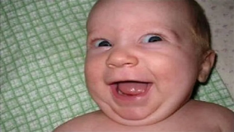 طفل يلهو بهاتف فتعتقل الشرطة والديه لحيازتهما المخدرات 