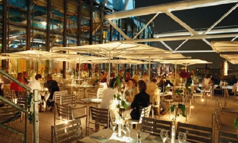 مطعم يحدد مكان جلوس الزبائن حسب درجة جاذبيتهم