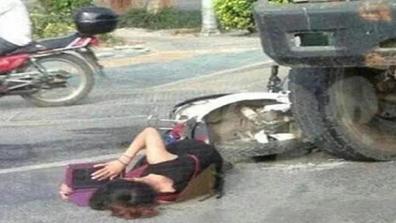 صينية تنتهز فرصة تعرضها لحادث لمراجعة دروسها  