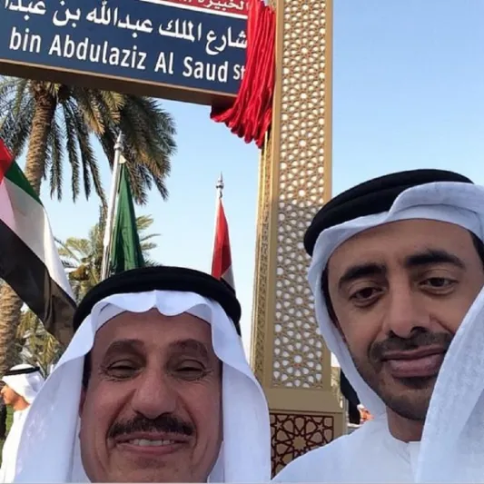 عبد الله بن زايد يلتقط صورة (سيلفي) مع السفير السعودي بابوظبي