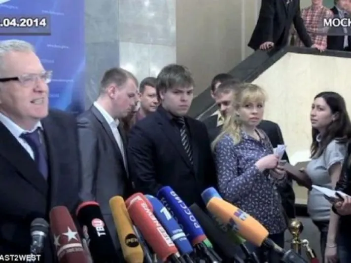 فيديو: مسؤول روسي يدفع مرافقيه لاغتصاب صحفية في بث مباشر