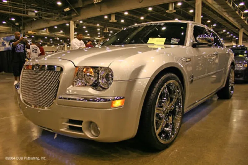 سعودي يحصل على سيارة فارهة مقابل صور فتاة