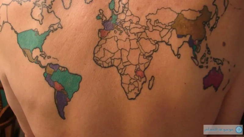 صورة: مهووس بالسفر يرسم خريطة العالم كوشم على ظهره