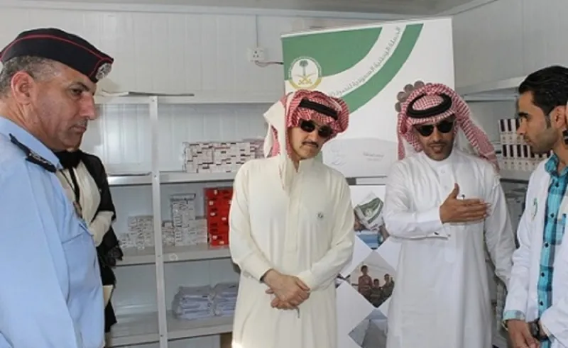بالصور: الوليد بن طلال في مخيم الزعتري للاجئين السوريين.