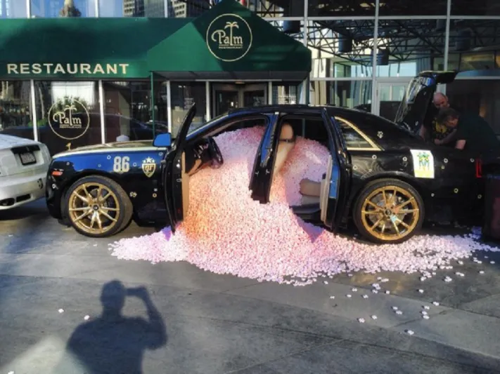 صور: مقلب مضحك لسيارة رولز رويس تم ملئها بقطع من الفلّين الزهري