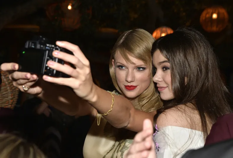 صورة:أصدقاء يلتقطون صورة "selfie" وفي الخلفية شاب ينتحر!!