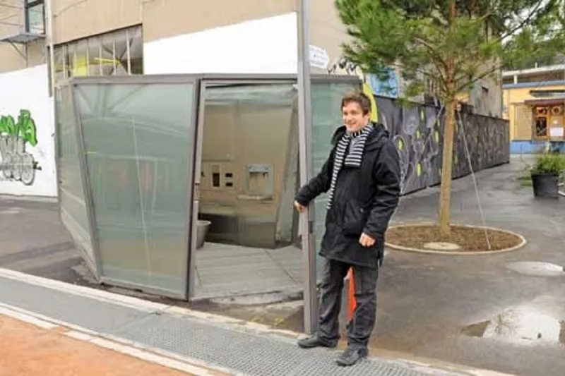 حمام من زجاج شفاف في الأماكن العامة بسويسرا..