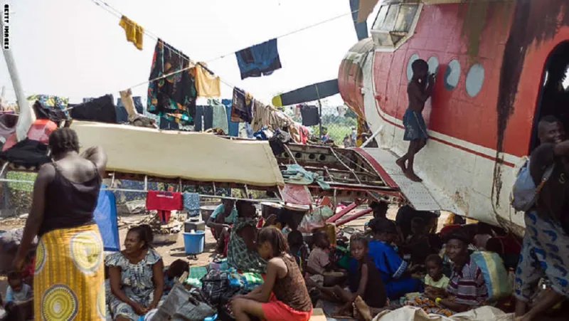 بالصور:مطار بانغي الدولي يتحول لمخيم ينام تحت طائراته 60 ألفا لاجئ أغلبهم مسلمون