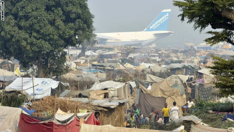 بالصور:مطار بانغي الدولي يتحول لمخيم ينام تحت طائراته 60 ألفا لاجئ أغلبهم مسلمون