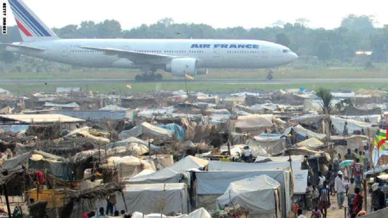 بالصور:مطار بانغي الدولي يتحول لمخيم ينام تحت طائراته 60 ألفا لاجئ أغلبهم مسلمون